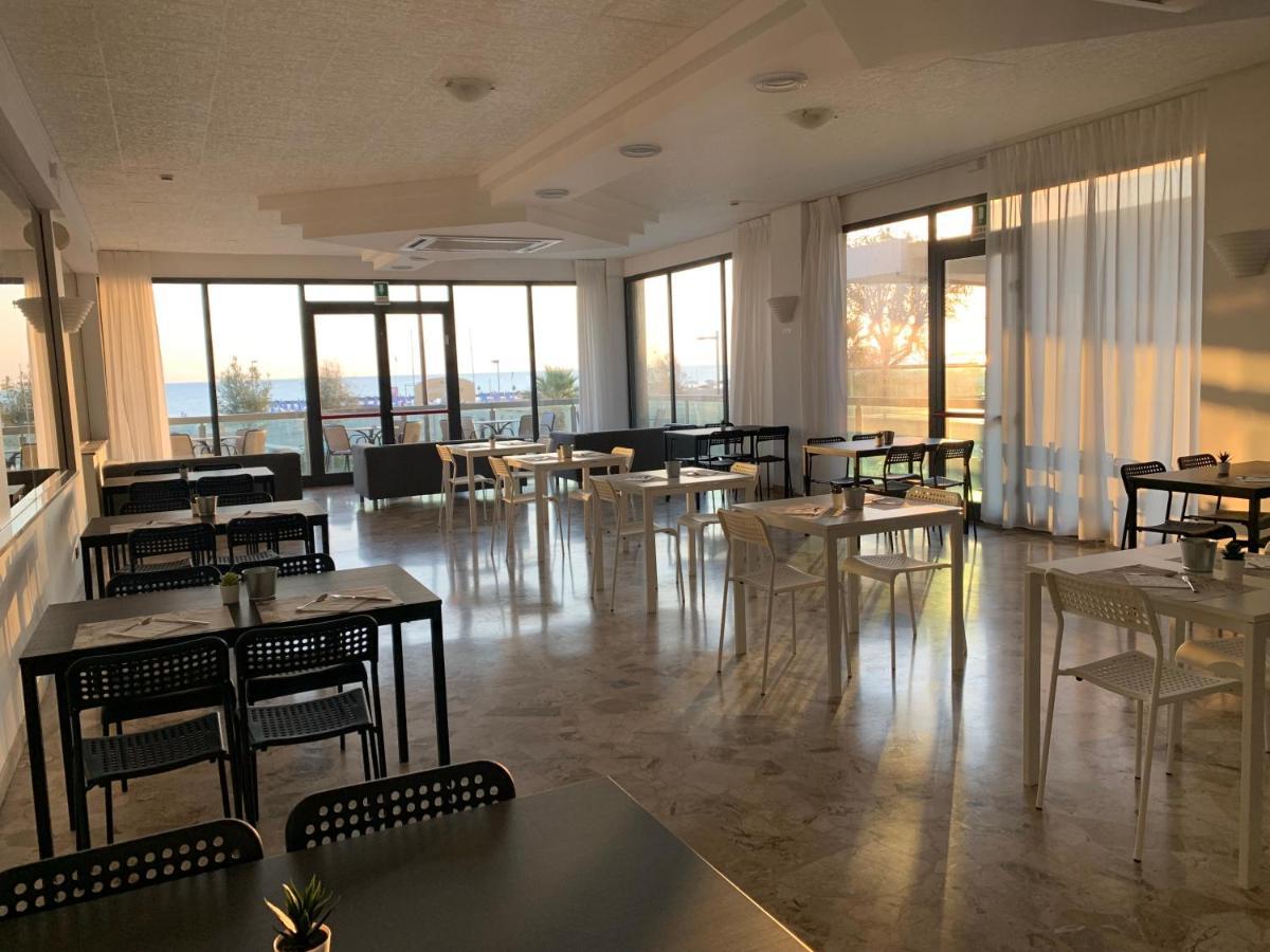 Hotel Tritone ريميني المظهر الخارجي الصورة
