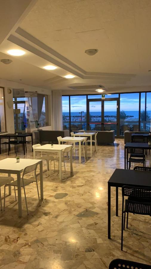 Hotel Tritone ريميني المظهر الخارجي الصورة